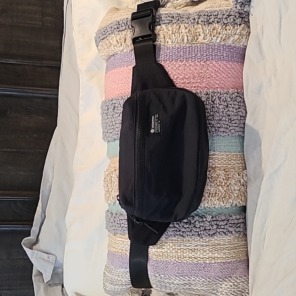 Clean Lines Belt Bag- black